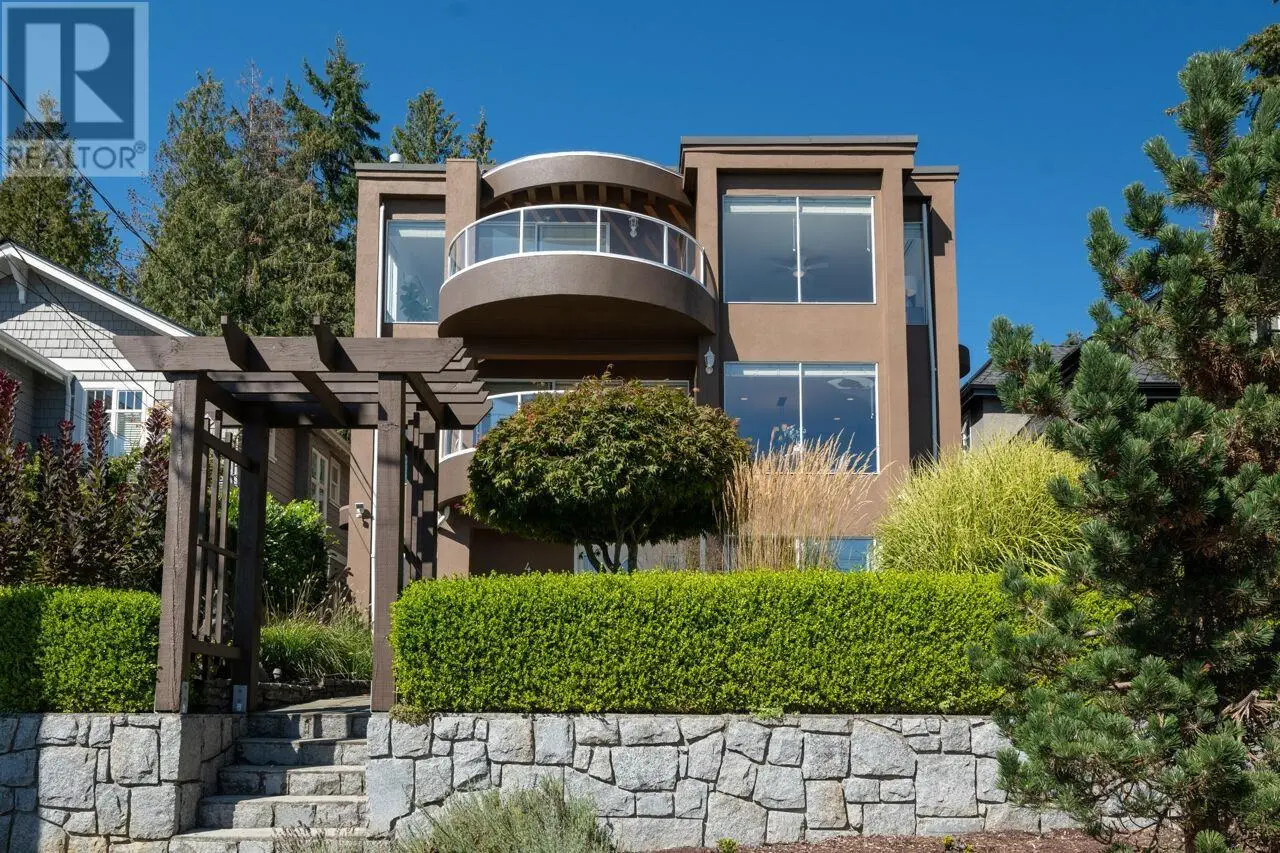 460 E 21st Street, North Vancouver, British Columbia  V7L 4S5 - Photo 2 - R2981598