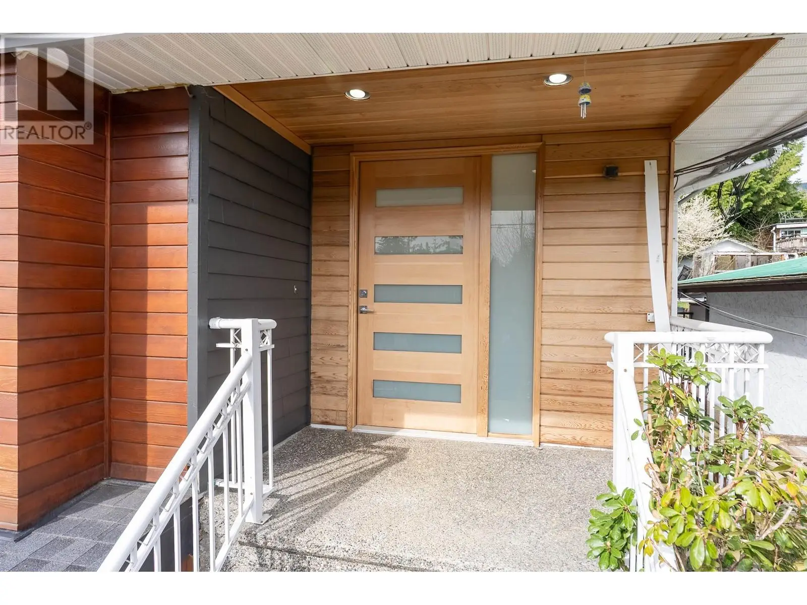 552 W 25th Street, North Vancouver, British Columbia  V7N 2G3 - Photo 2 - R2983450