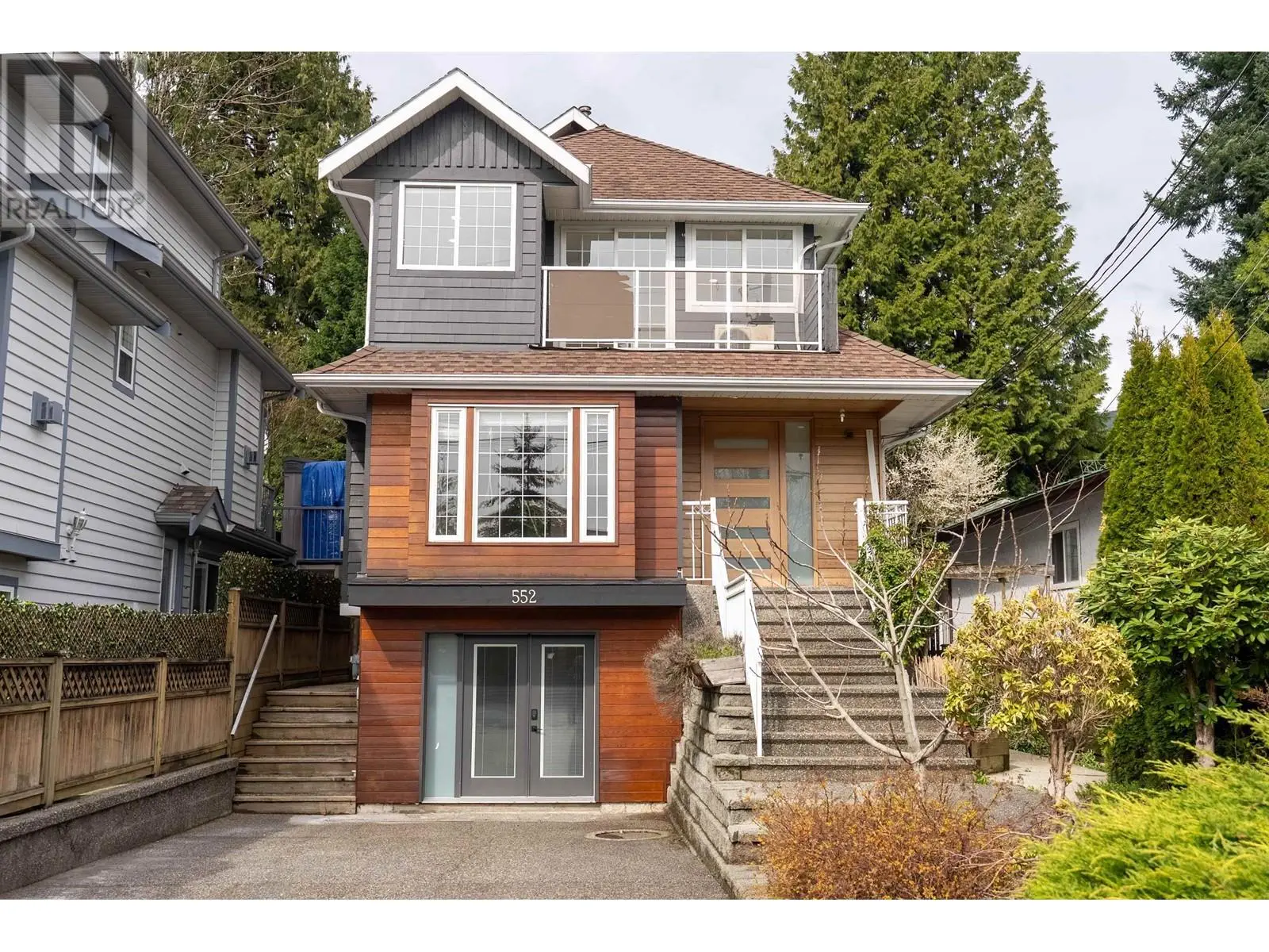 552 W 25th Street, North Vancouver, British Columbia  V7N 2G3 - Photo 1 - R2983450