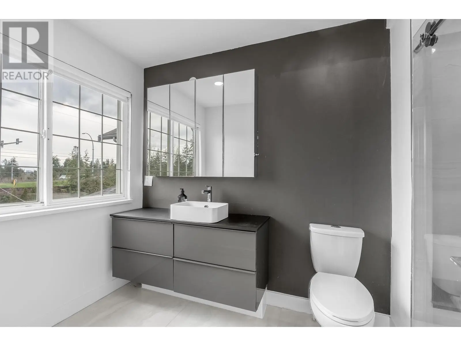 552 W 25th Street, North Vancouver, British Columbia  V7N 2G3 - Photo 25 - R2983450