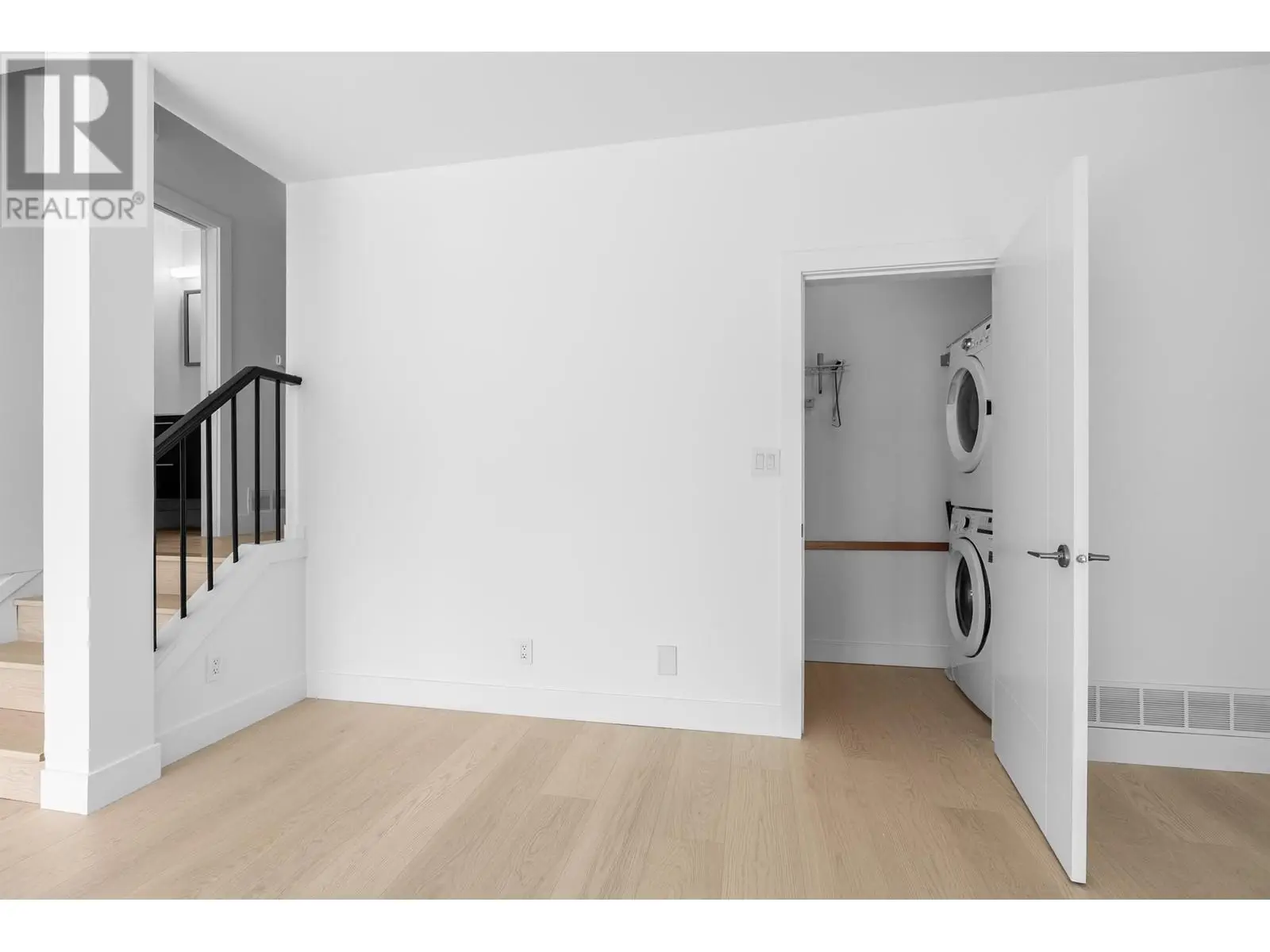 552 W 25th Street, North Vancouver, British Columbia  V7N 2G3 - Photo 8 - R2983450
