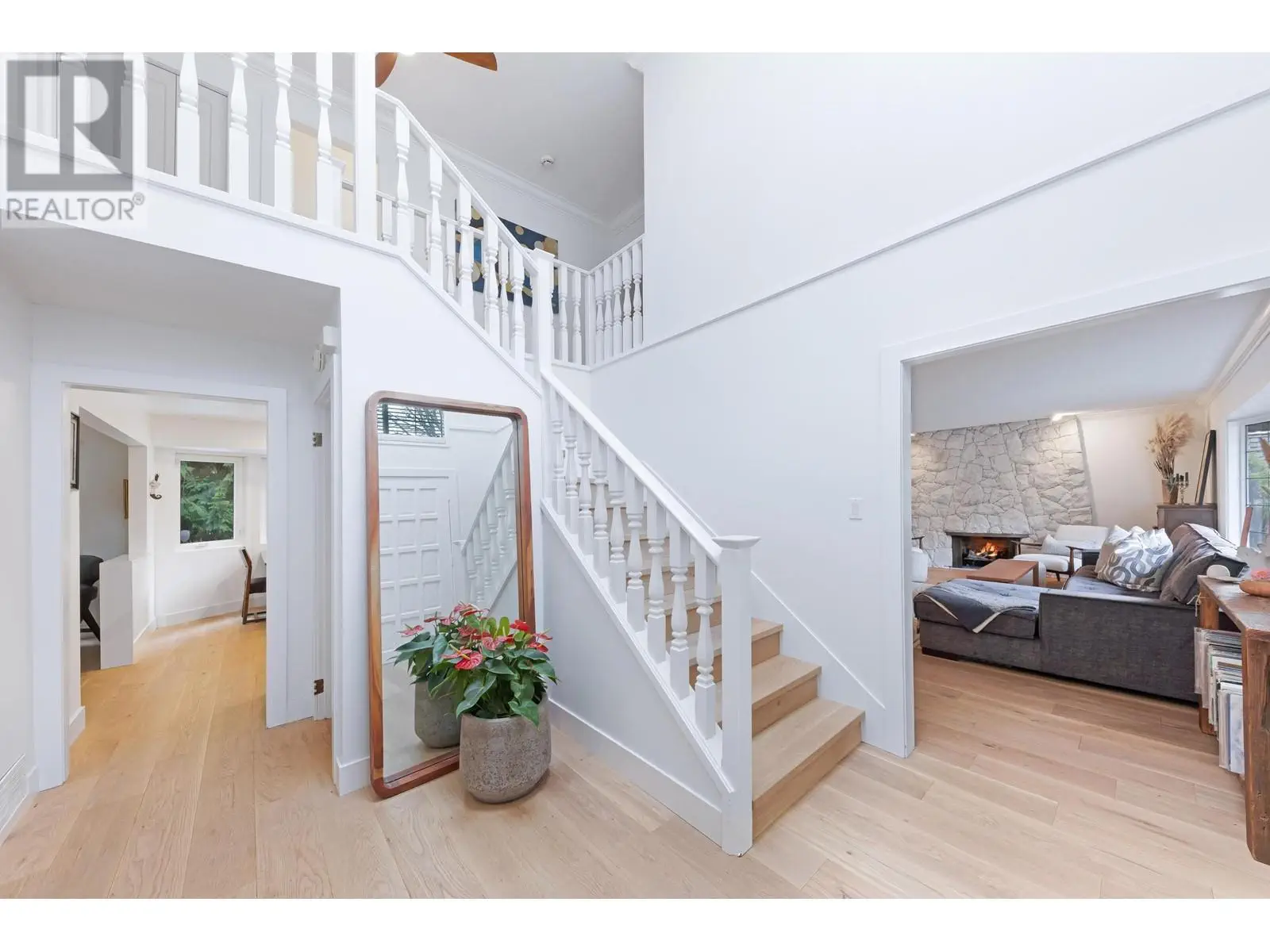 5446 Cliffridge Avenue, North Vancouver, British Columbia  V7R 4M4 - Photo 2 - R2986887